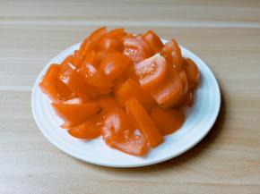 番茄清洗好对半切开，然后切成薄片。