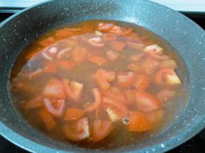 番茄炒出汤汁加清水。