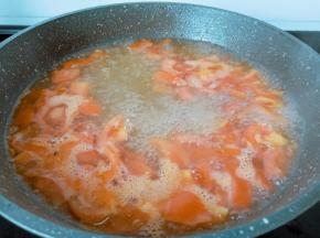 开大火将番茄汁煮出。