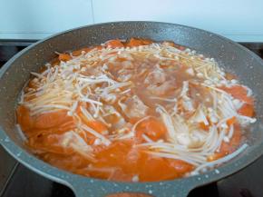 加入金针菇煮熟再下肥牛卷。