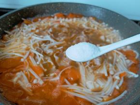 加一勺盐调味。