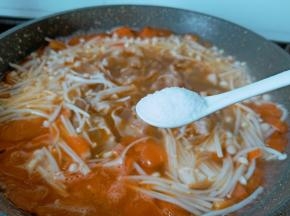 加一勺盐调味。