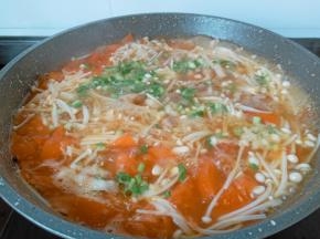 撒点葱花拌均匀关火。