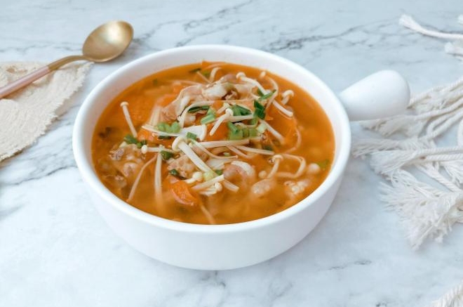 金针菇酸汤肥牛卷