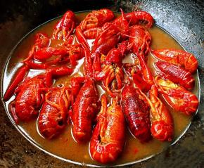 麻辣小龙虾倒入锅中也可以添加少许水大火烧开