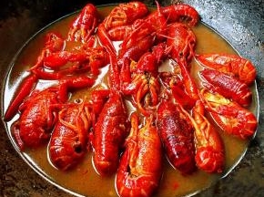 麻辣小龙虾倒入锅中也可以添加少许水大火烧开