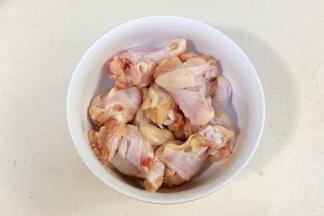 小鸡腿洗净，用刀在鸡腿上划2个口子。