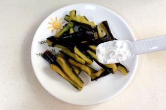 加入一匙淀粉拌匀。