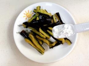 加入一匙淀粉拌匀。