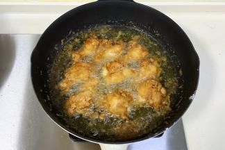 锅中倒入适量食用油，油温六七分时放入鸡腿小火慢炸，约炸8分钟捞出。