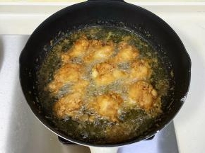 锅中倒入适量食用油，油温六七分时放入鸡腿小火慢炸，约炸8分钟捞出。