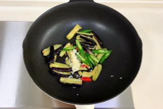 加入蒜蓉、小米辣和线椒翻炒。