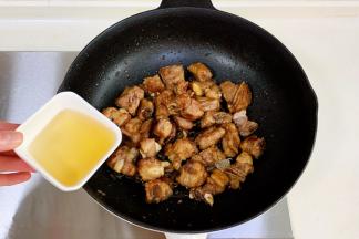 继续加入米醋、冰糖和姜片。