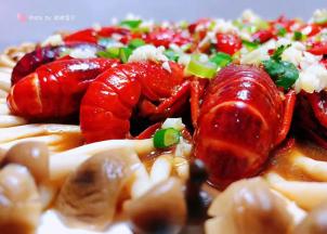 小龙虾和蟹味菇组合绝对是天衣无缝的美感