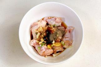 往鸡腿中放1.5勺生抽、1勺料酒、1勺蚝油、1/2小匙胡椒粉和少许盐，拌匀腌制1～2小时。