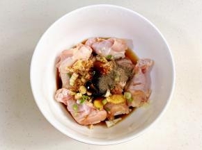往鸡腿中放1.5勺生抽、1勺料酒、1勺蚝油、1/2小匙胡椒粉和少许盐，拌匀腌制1～2小时。