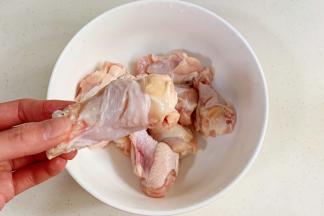 鸡腿冲洗干净，用刀在鸡腿上划两刀，便于入味。