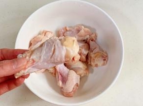 鸡腿冲洗干净，用刀在鸡腿上划两刀，便于入味。