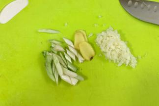 切好蒜蓉、姜片和小葱段。