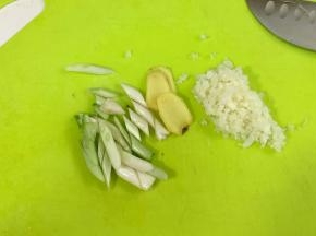 切好蒜蓉、姜片和小葱段。