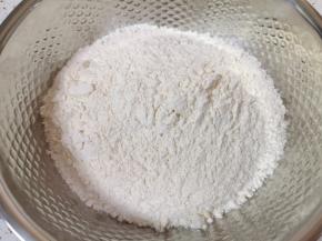 准备好中筋面粉。