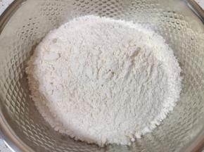 准备好中筋面粉。