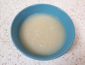 碗里放入发酵粉、泡打粉和糖，加入温水混合均匀。