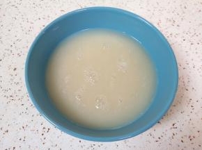 碗里放入发酵粉、泡打粉和糖，加入温水混合均匀。