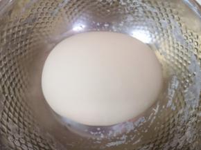 将酵母水加入面粉中，揉成光滑的面团，盖上保鲜膜发酵至两倍大。