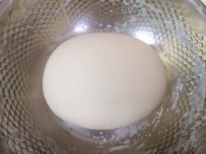 将酵母水加入面粉中，揉成光滑的面团，盖上保鲜膜发酵至两倍大。