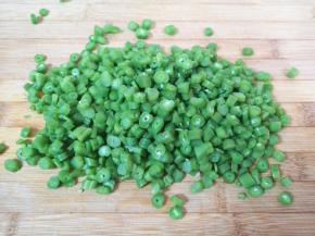 豆角摘洗干净焯水切碎。