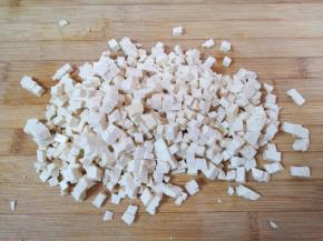 老豆腐上锅蒸10分钟以后晾凉切成小丁。