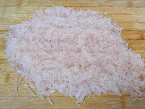 粉条提前泡软切碎。