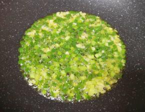 小葱洗干净切成葱花，炒锅内倒适量的食用油烧热，下入葱花炒香调最小火。