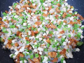 下入豆角、豆腐、粉条和猪油渣翻炒均匀关火。