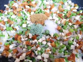 放盐、蔬之鲜、十三香和鲜贝露调味汁搅拌均匀。