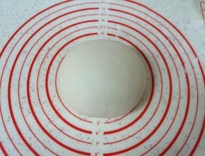 发酵好的面团揉光排气。