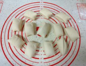 先取一半面团搓成长条（另一半面团继续用保鲜膜盖上），分成大小一致的小剂子。