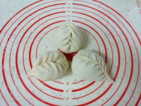 放上足够多的包子馅，包成自己喜欢的形状，依次做好剩下的面团。