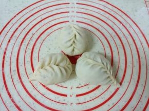 放上足够多的包子馅，包成自己喜欢的形状，依次做好剩下的面团。
