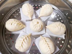 蒸锅内放水，篦子上铺上油纸，放上做好的包子生胚，盖上锅盖二次发酵10分钟左右，凉水上锅，上汽后大火蒸12分钟关火，焖5分钟左右出锅。