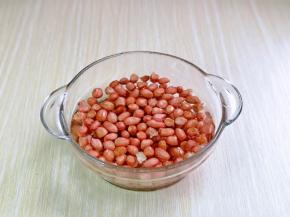 花生米用冷水冲洗干净，再淋干水分。