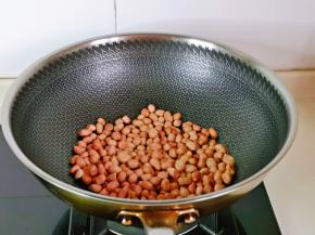 把花生米放入锅中，小火煸炒至没有水分，盛出。