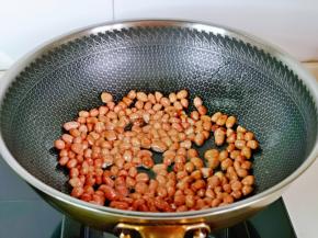 起油锅，倒入花生米，小火翻炒，炒熟盛出晾凉。