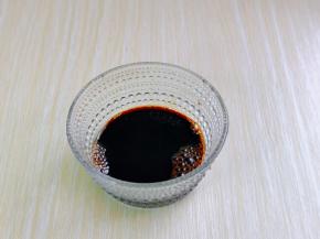 醋，酱油，盐，十三香混合再一个器具中，加入半小碗纯净水搅拌均匀。