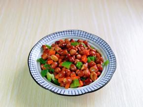 晾凉的花生米与两丁混合在一起，放入小碗中。