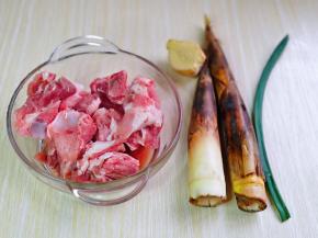 准备食材，汤骨洗干净后泡冷水，将血水泡出，反复换清水。