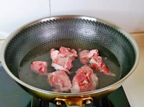 汤骨焯水: 冷水下锅，烧开后撇出血沫，大火煮2分钟。