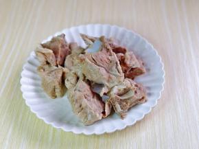 捞出用温水冲洗干净，淋干水分备用。