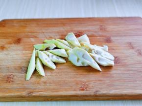 剥皮后洗干净，再切菱形块。